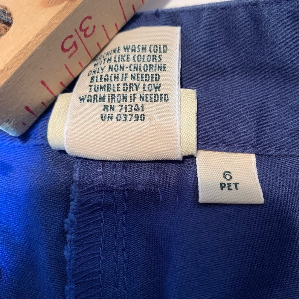 L.L.Bean Women's Blue Cotton Pants with tiny green sailboats. Size 6 petite - Picture 6 of 8
